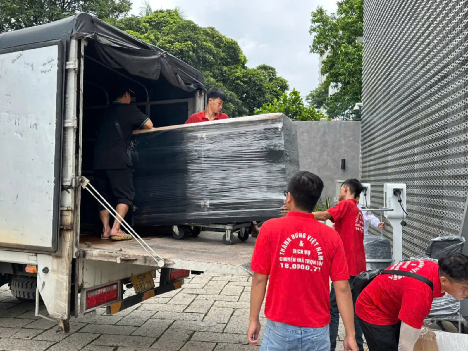 A LeadGulls digital advertising professional reviewing moving company PPC campaign performance data on a laptop — tracking cost per lead and conversion metrics